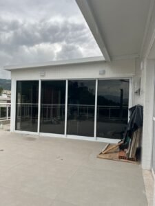 Película de privacidade e controle solar em área de lazer 1 escuro por fora claro por dentro protecao uv reducao de calor em area de lazer 2