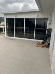 Insulfilm em Ourinhos SP 4 escuro por fora claro por dentro protecao uv reducao de calor em area de lazer 3